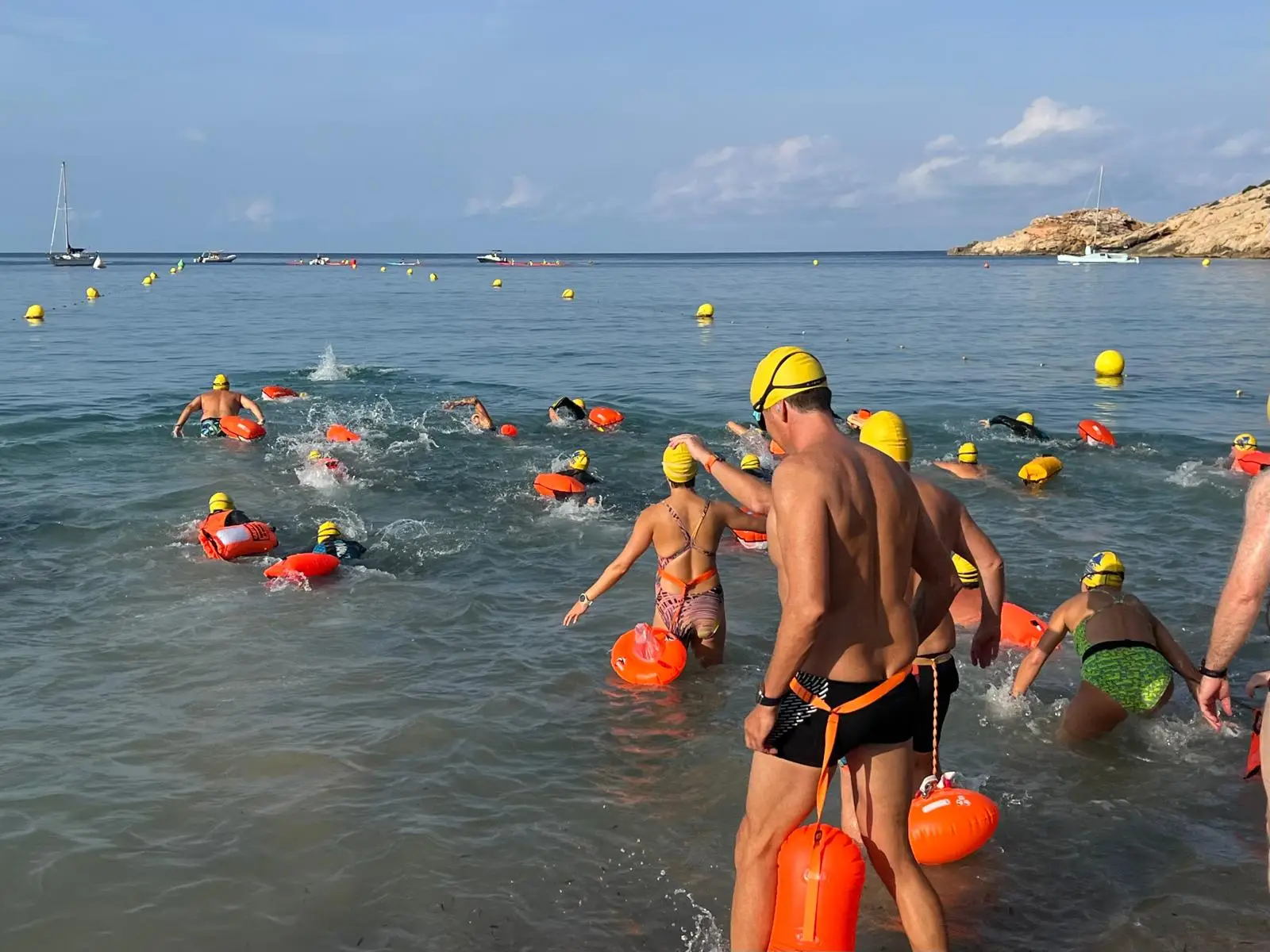 ¡10 años nadando por nuestra Posidonia! Joan Tur e Isabell Sarah reinan en los 10k rodeando el mágico Es Vedrà