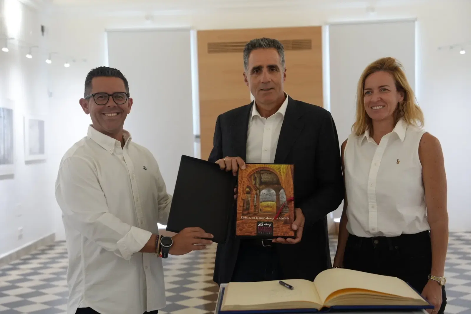 Miguel Induráin firma el Libro de Honor de la ciudad de Eivissa