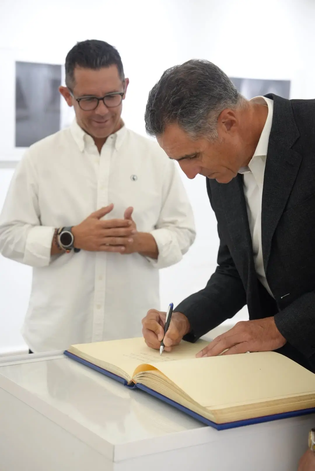 Miguel Induráin firma el Libro de Honor de la ciudad de Eivissa