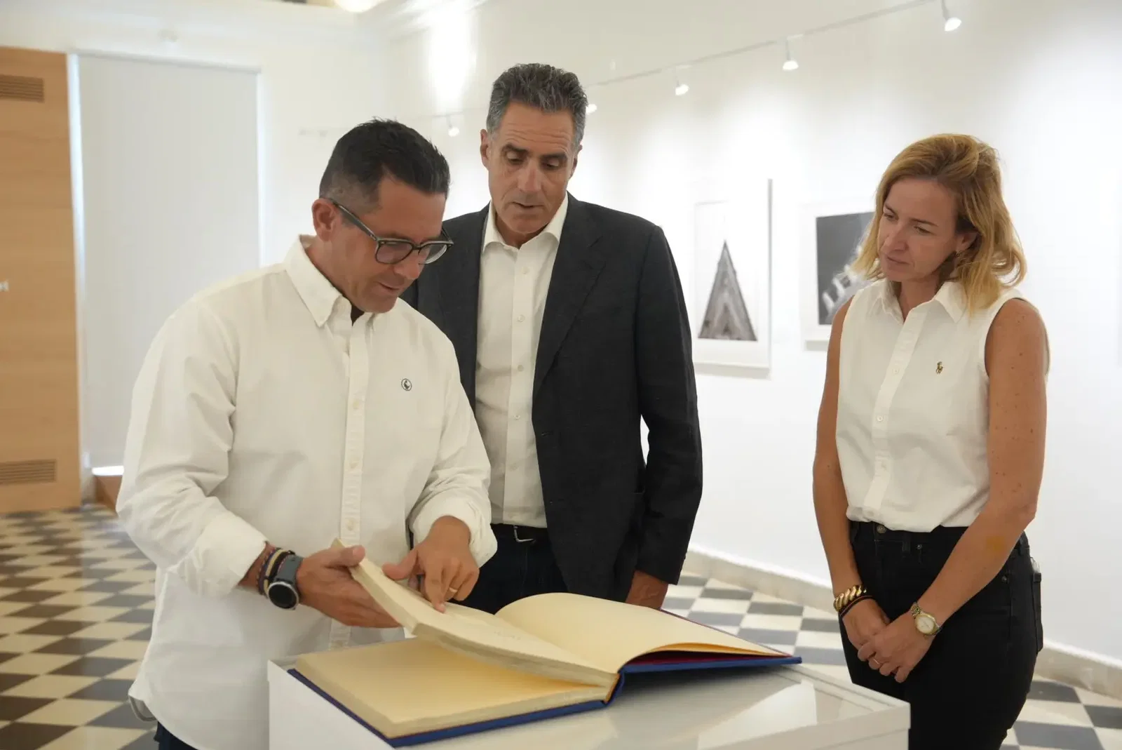 Miguel Induráin firma el Libro de Honor de la ciudad de Eivissa