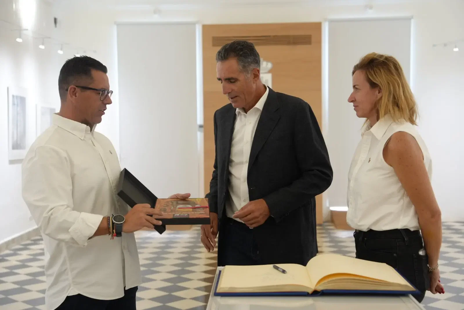Miguel Induráin firma el Libro de Honor de la ciudad de Eivissa