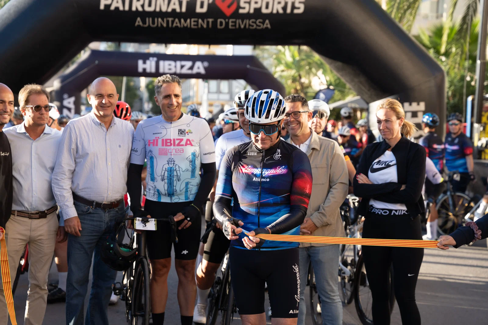 Primera etapa de la Vuelta Cicloturista a Ibiza Campagnolo con un emotivo homenaje a David Ibáñez