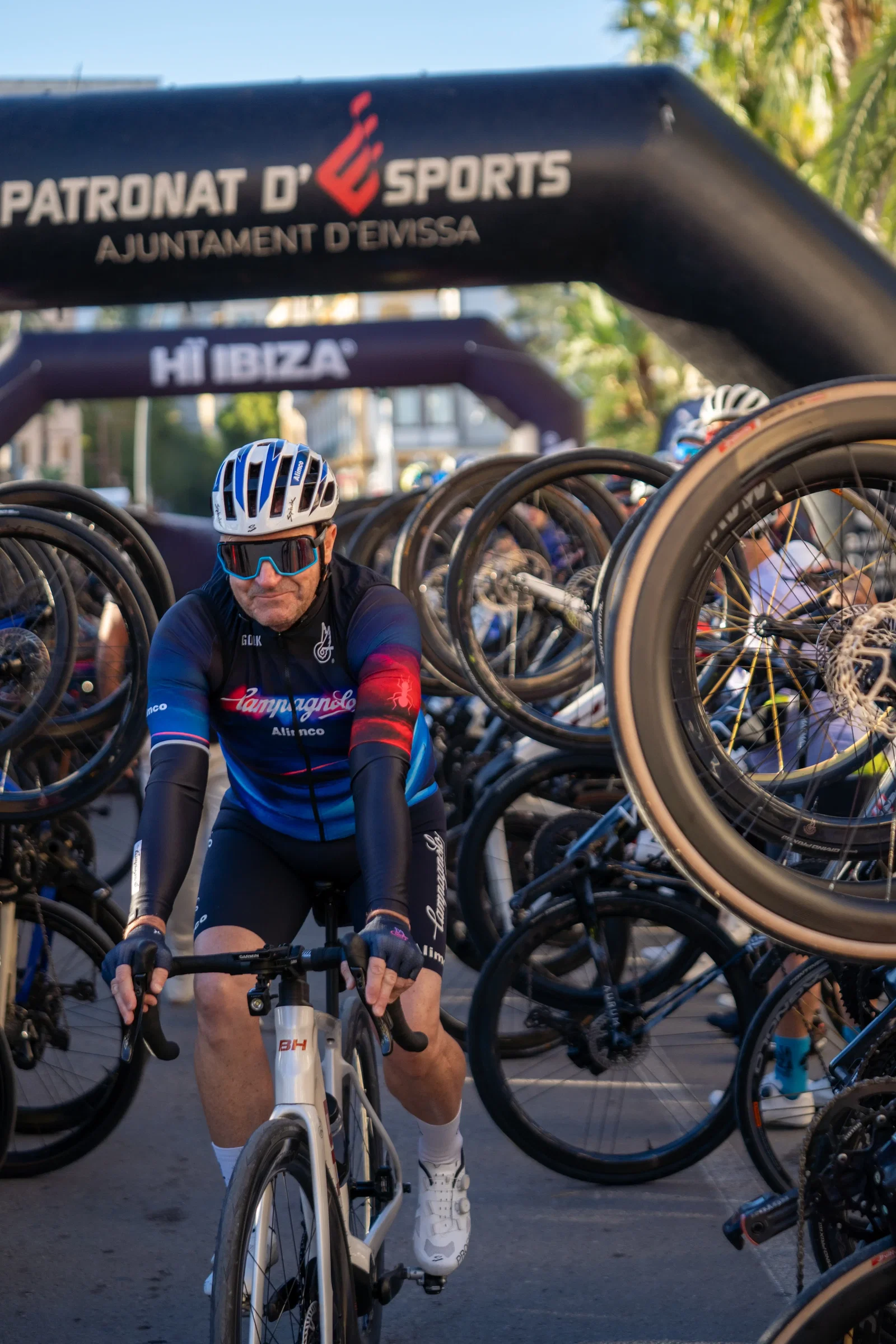 Primera etapa de la Vuelta Cicloturista a Ibiza Campagnolo con un emotivo homenaje a David Ibáñez