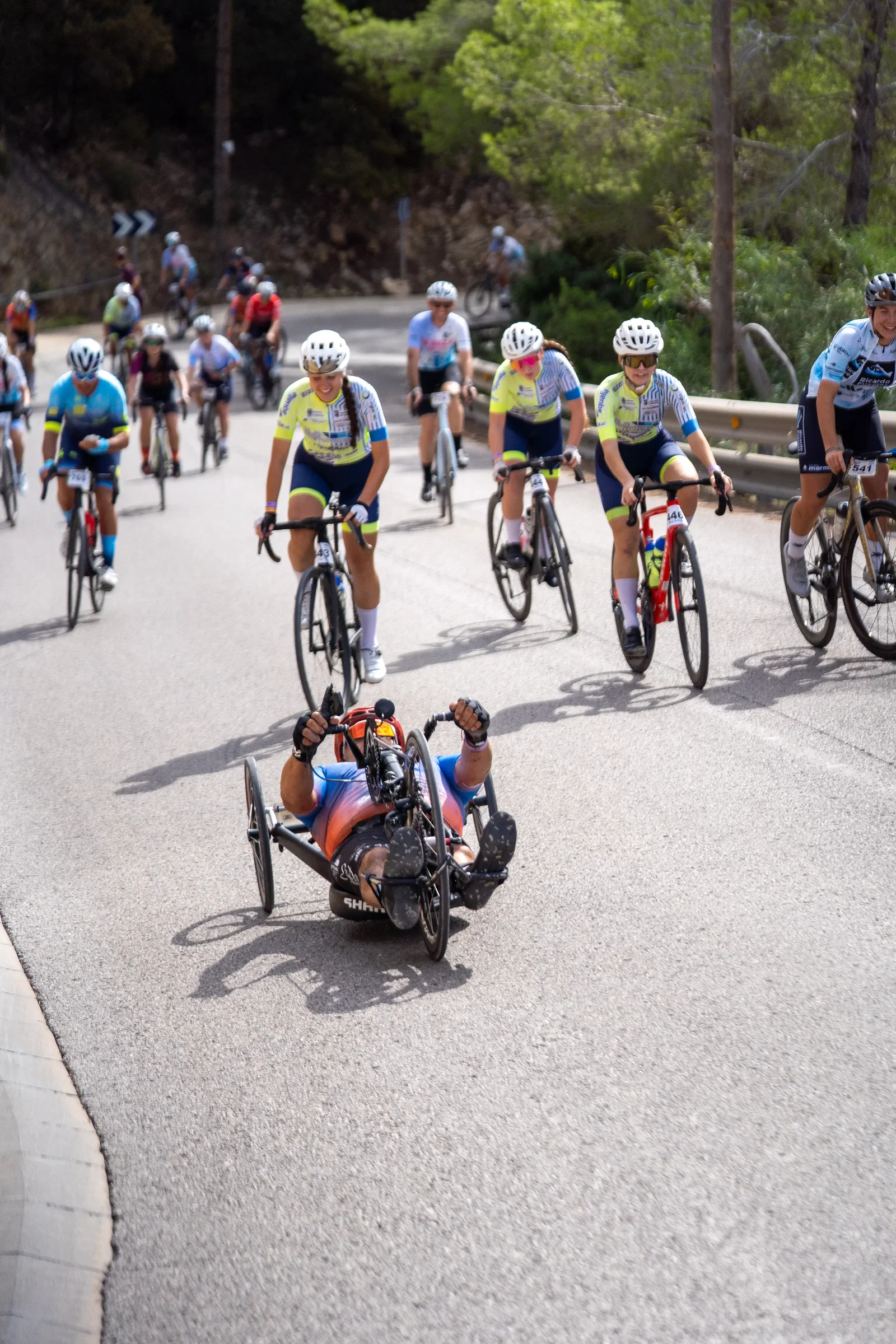 Primera etapa de la Vuelta Cicloturista a Ibiza Campagnolo con un emotivo homenaje a David Ibáñez