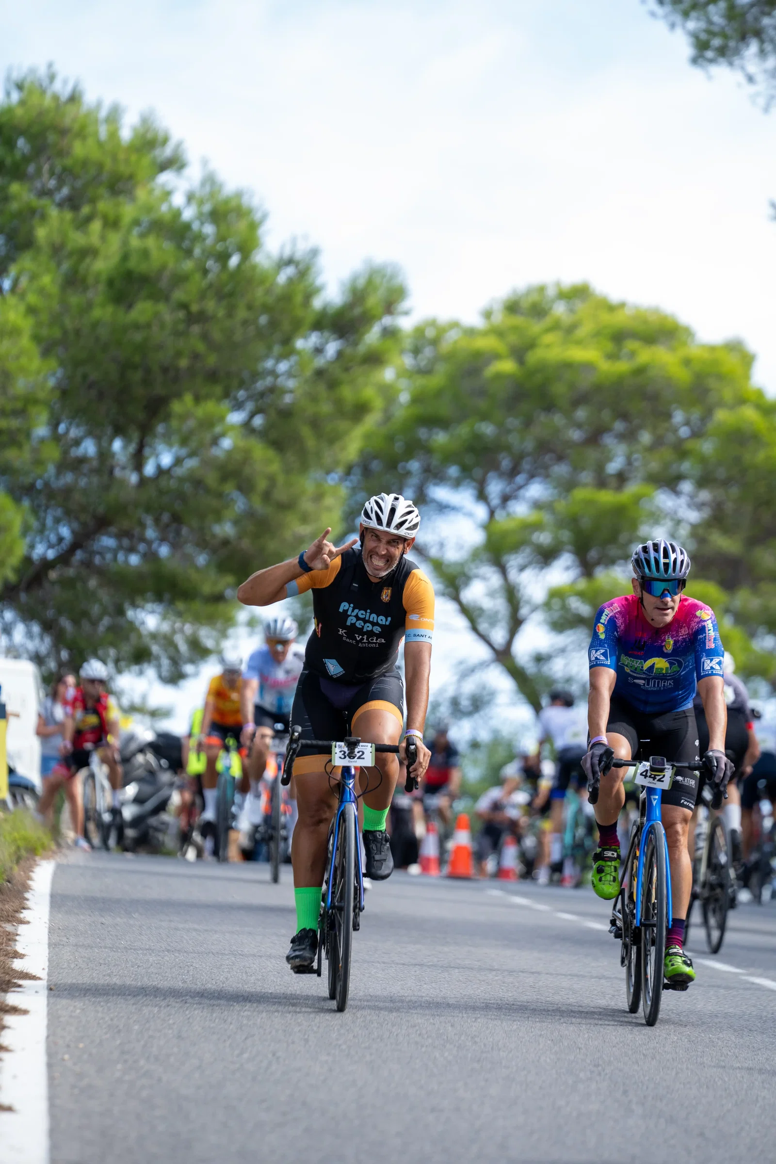 Primera etapa de la Vuelta Cicloturista a Ibiza Campagnolo con un emotivo homenaje a David Ibáñez