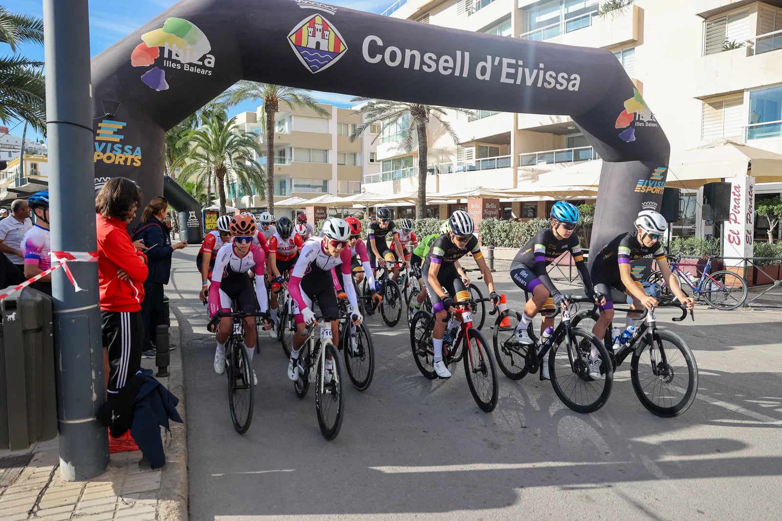 Los jóvenes ciclistas toman Ibiza en el estreno de la Vuelta Ibiza Ciclismo Base by Parrot