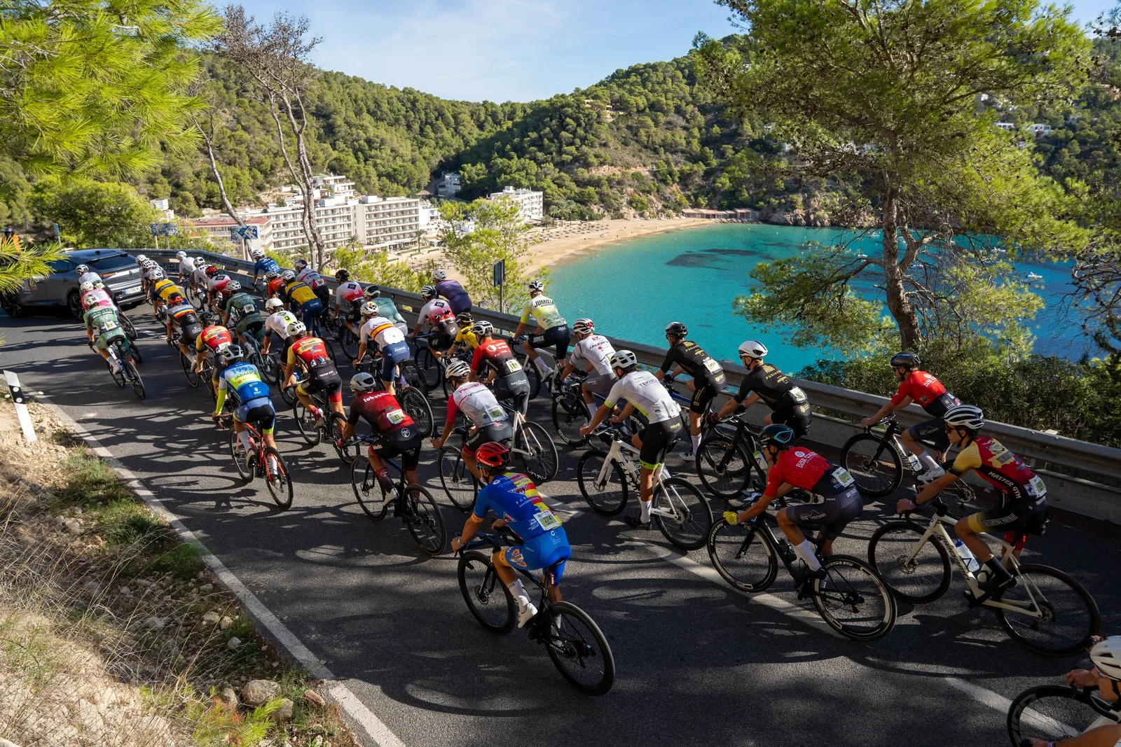 La etapa más larga de la Vuelta Cicloturista a Ibiza Campagnolo pone a prueba la resistencia de los participantes
