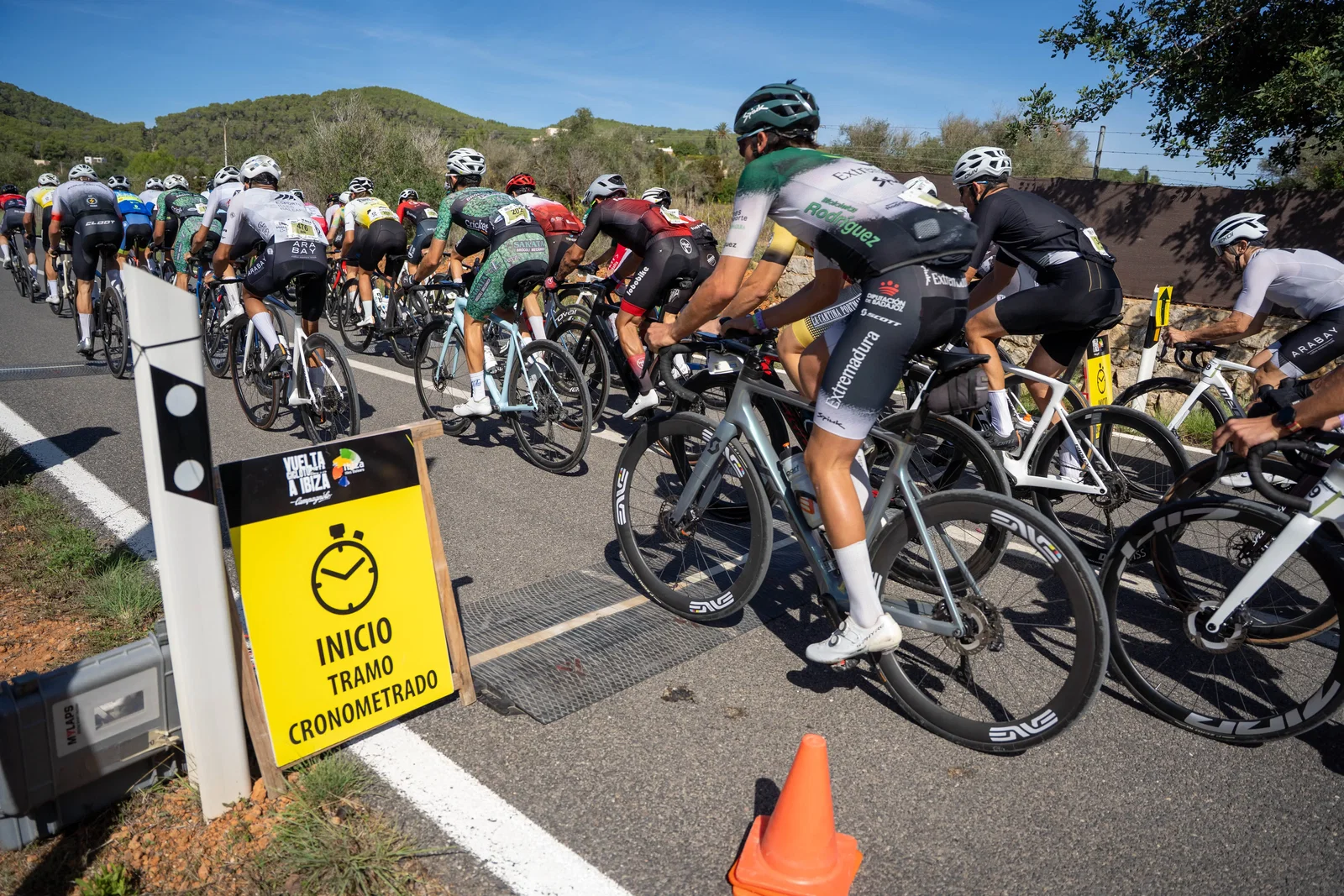 La etapa más larga de la Vuelta Cicloturista a Ibiza Campagnolo pone a prueba la resistencia de los participantes