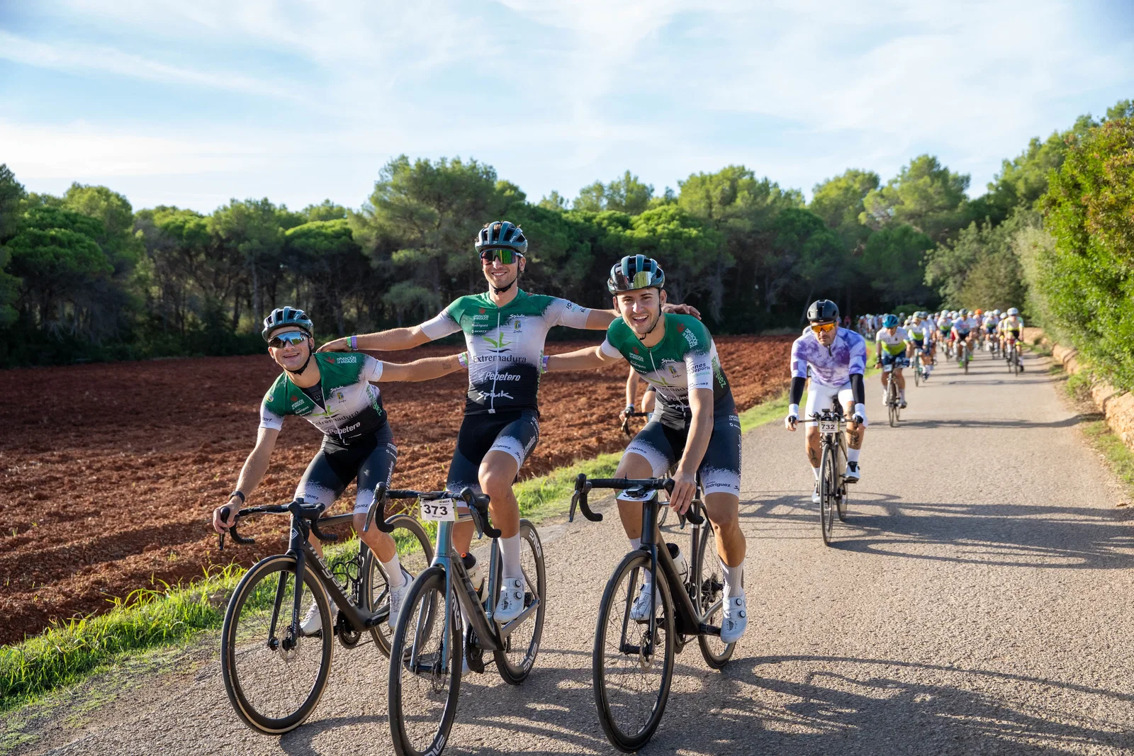 La etapa más larga de la Vuelta Cicloturista a Ibiza Campagnolo pone a prueba la resistencia de los participantes