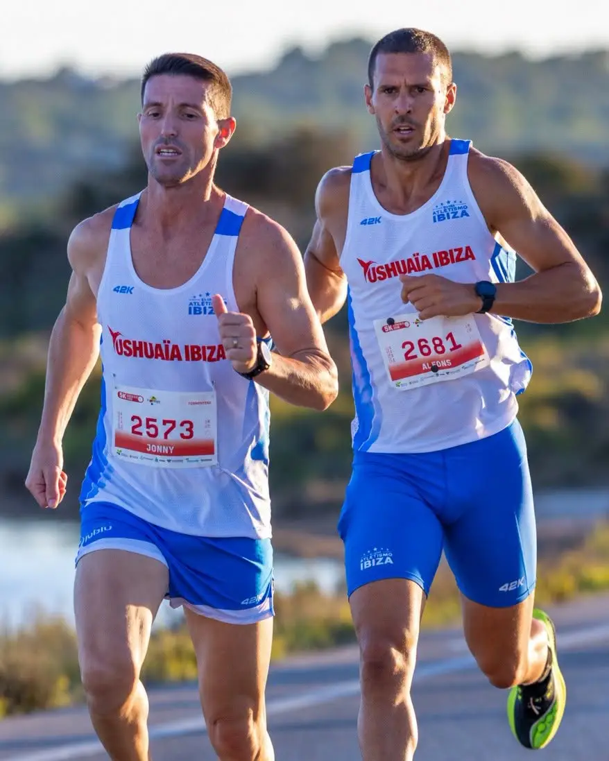 Compañerismo, un debut de ensueño y victoria absoluta: El espectacular paso del Club Atletismo Ibiza por la 15K Formentera Sunset Run