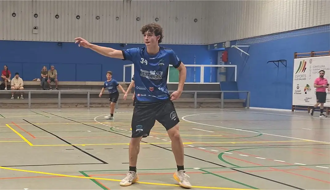 Gran esfuerzo defensivo del Sa Ferradura Puchi, que no pudo frenar al líder invicto en Es Pratet