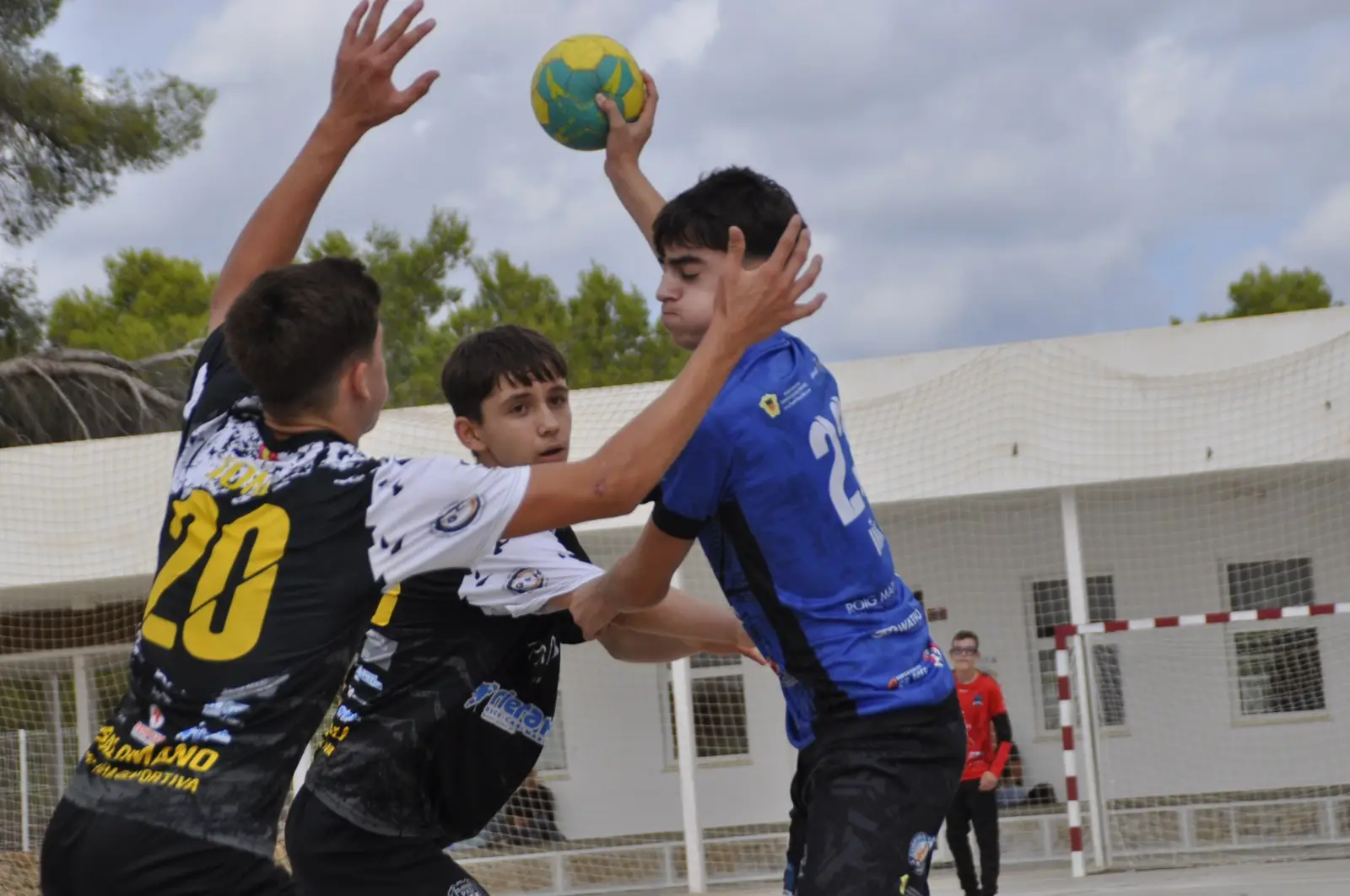 El cadete masculino Grupamar Puchi planta cara, pero se queda sin gasolina en el primer partido de la Copa L'EEE