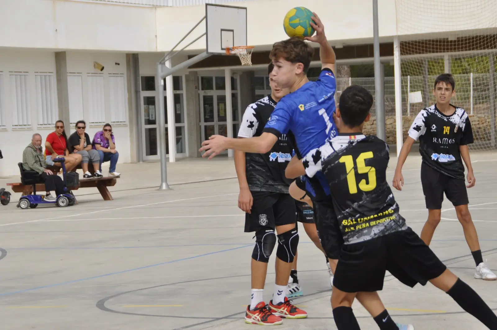 El cadete masculino Grupamar Puchi planta cara, pero se queda sin gasolina en el primer partido de la Copa L'EEE