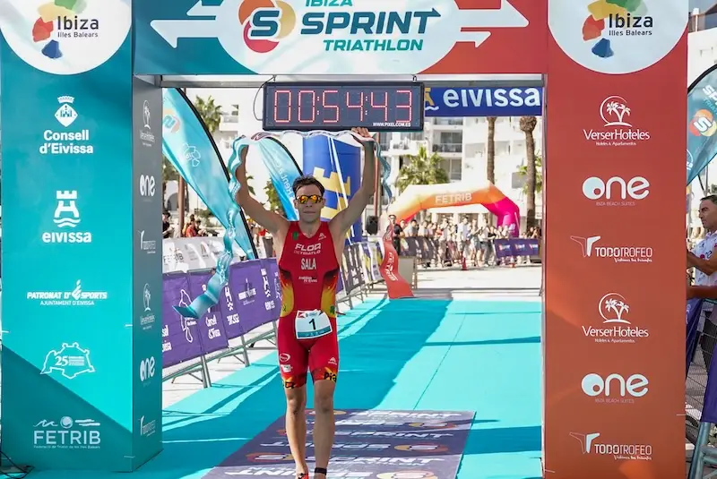 Arcadi Sala y Lucía Gracia se coronan en un Ibiza Sprint Triathlon de récord