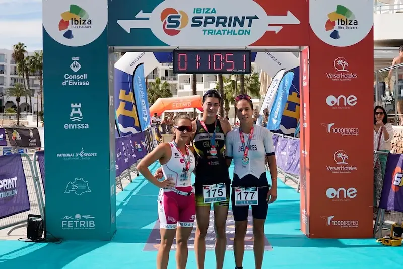 Arcadi Sala y Lucía Gracia se coronan en un Ibiza Sprint Triathlon de récord