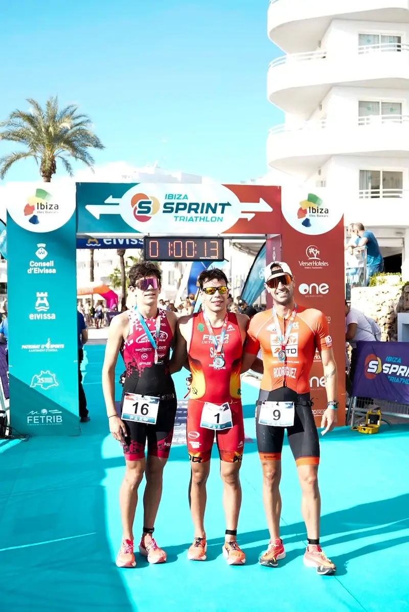 Arcadi Sala y Lucía Gracia se coronan en un Ibiza Sprint Triathlon de récord