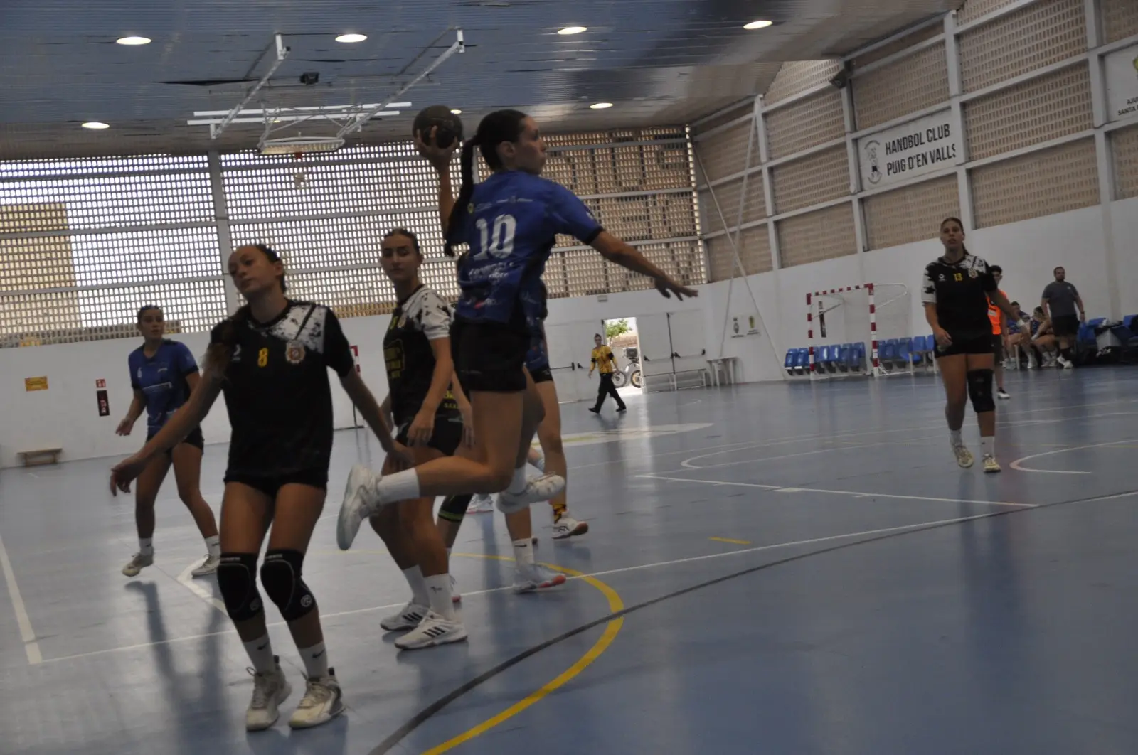 Luces, sombras y triunfo: El juvenil femenino Punkytrans Puchi se estrena con un contundente 27-17 en la Copa Federación