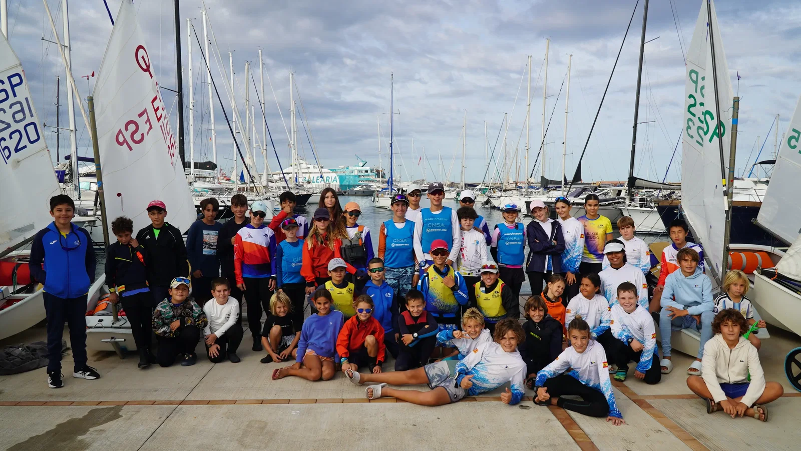 Reparto de trofeos en el Campeonato de Ibiza de Vela Escolar para la clase Optimist, celebrado en Sant Antoni