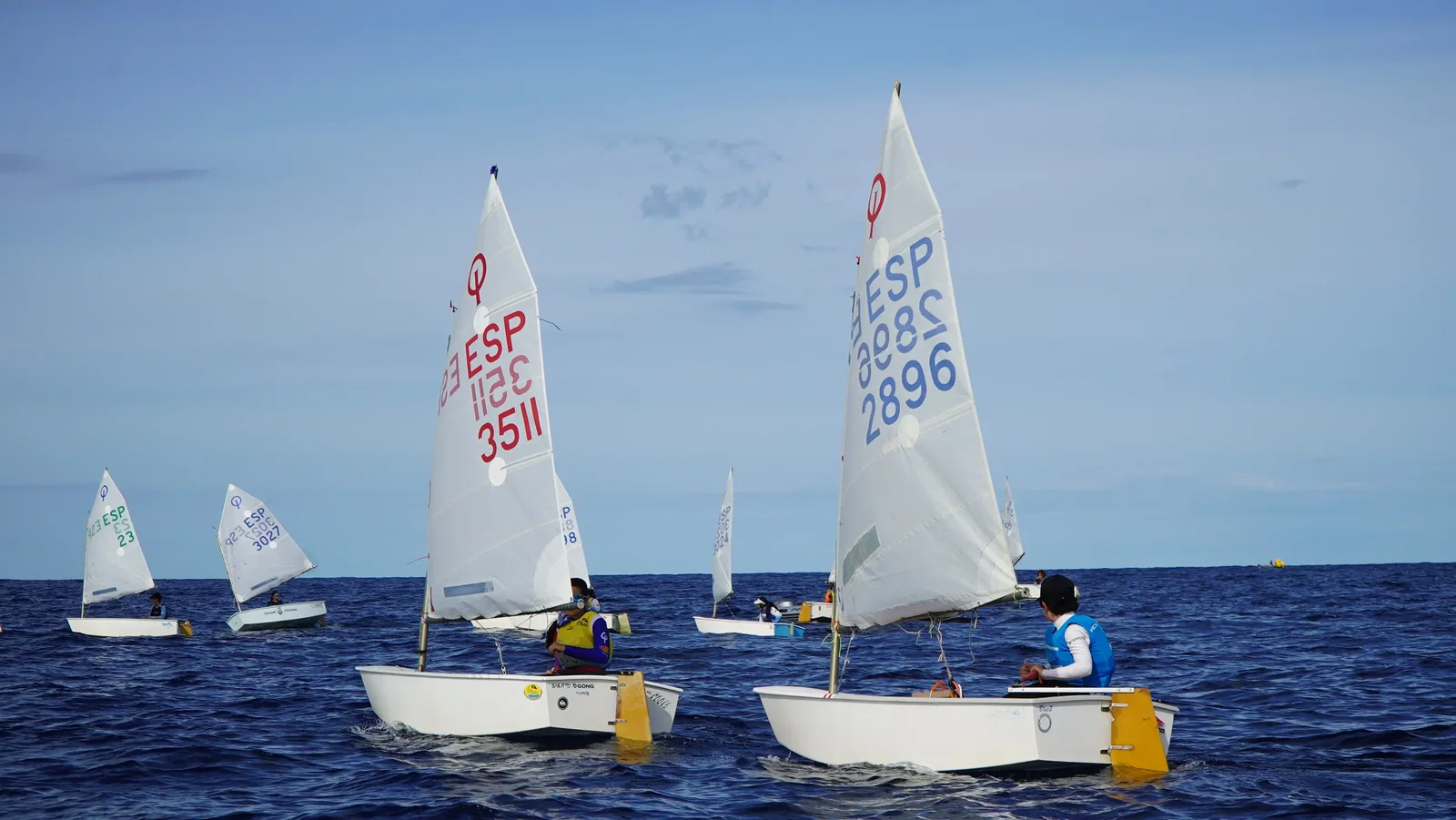 Reparto de trofeos en el Campeonato de Ibiza de Vela Escolar para la clase Optimist, celebrado en Sant Antoni