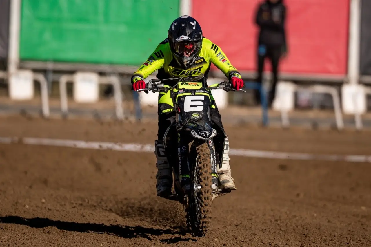 Elías Escandell brilla con Triumph y consigue un magnífico segundo puesto en la final del Campeonato de España de Motocross en Talavera