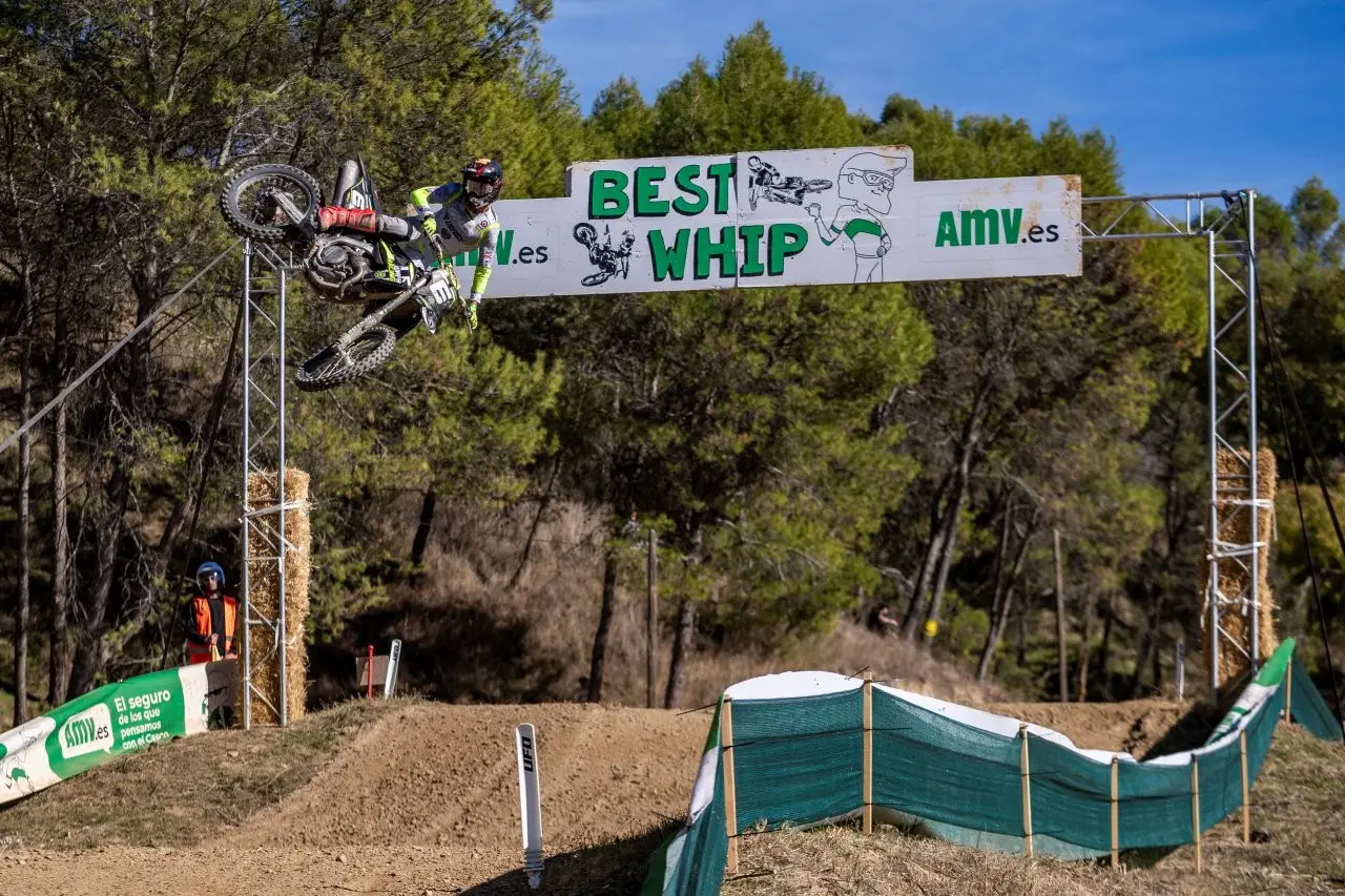 Elías Escandell brilla con Triumph y consigue un magnífico segundo puesto en la final del Campeonato de España de Motocross en Talavera