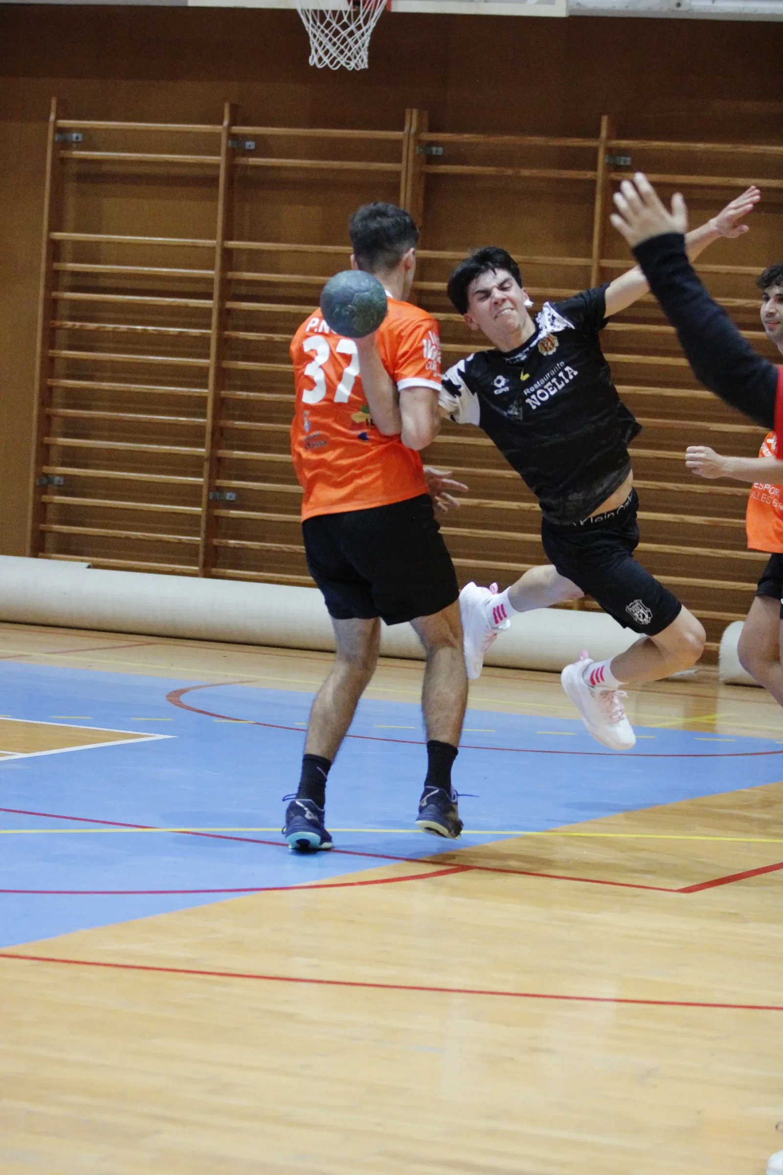 Intensidad y gran nivel competitivo de los equipos sénior de la Peña Deportiva de balonmano en la Copa Federación de Ibiza